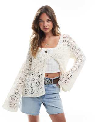 Miss Selfridge - Gehäkelte Boho-Strickjacke in Cremeweiß mit gebundener Vorderseite