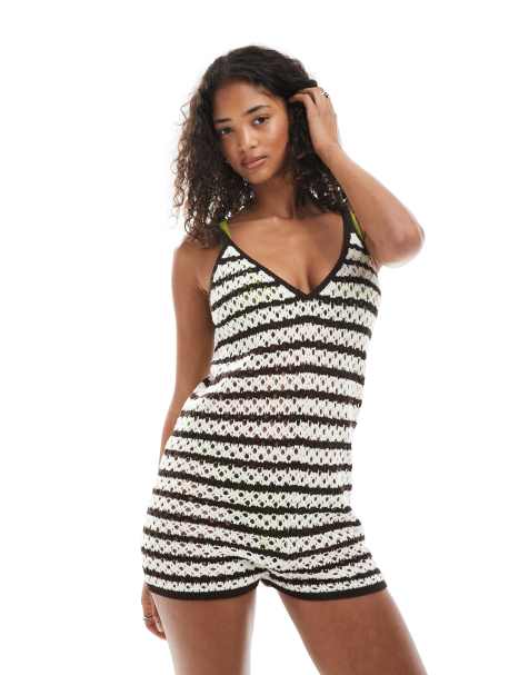 Miss Selfridge – Gehäkelter Strand-Playsuit in gestreiftem Cremeweiß mit Neckholder - view 1