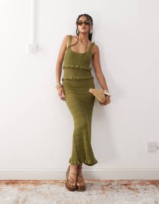Miss Selfridge - Gehäkeltes Maxikleid in Khaki mit Rüschen-Grün