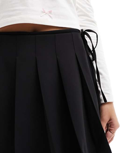 Miss Selfridge - Geplooid mini rokje met overslag in zwart, 3 van 5