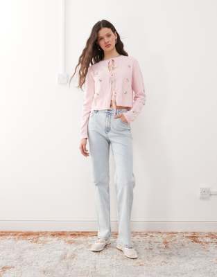 Miss Selfridge - Gerade geschnittene Jeans in eisblauer Bleach-Waschung mit Herztaschen