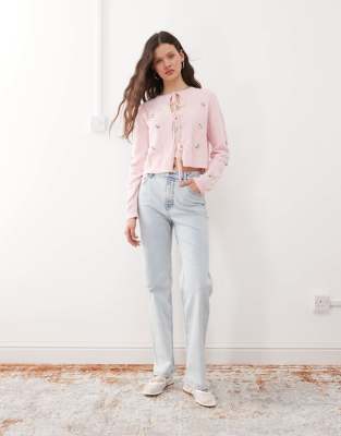 Miss Selfridge - Gerade geschnittene Jeans in eisblauer Bleach-Waschung mit Herztaschen