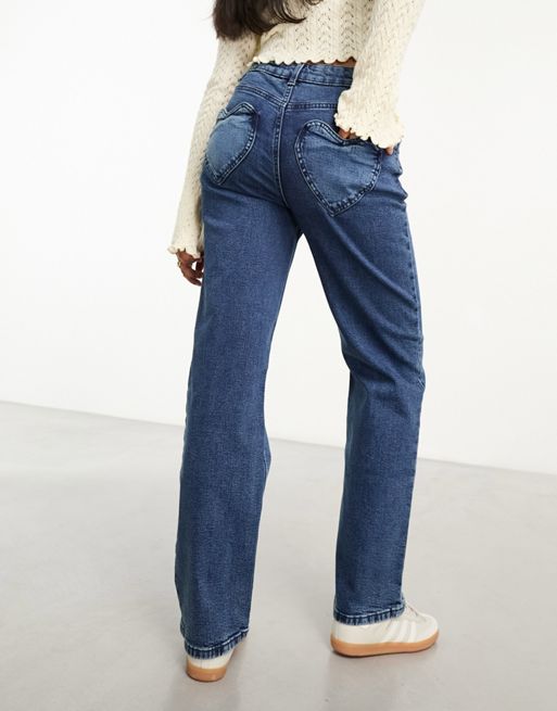 Miss Selfridge – Gerade geschnittene Jeans in indigoblauer Waschung mit Herztaschen 
