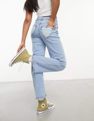 Miss Selfridge - Gerade geschnittene Jeans in verwaschenem Mittelblau mit Herztaschen