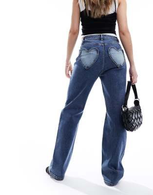 Miss Selfridge - Gerade geschnittene Jeans mit Herztaschen und Waschung in Dunkelblau