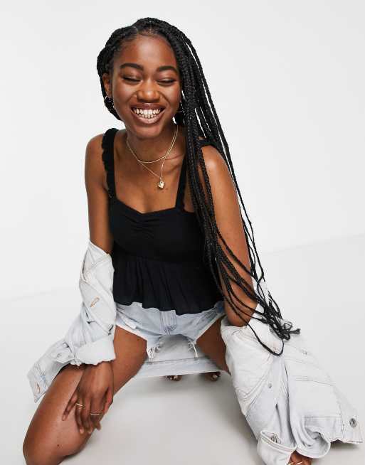 Miss Selfridge – Gerafftes Camisole-Oberteil in Schwarz mit Rüschenträgern