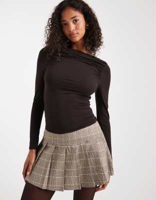 Miss Selfridge - Gerafftes Oberteil in Schokobraun mit U-Boot-Ausschnitt-Brown