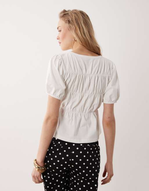 Miss Selfridge – Gerafftes Schößchenoberteil in Weiß, 4 von 4