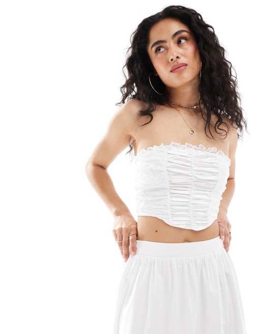 Miss Selfridge – Gerafftes, trägerloses Oberteil in Creme aus Satinspitze