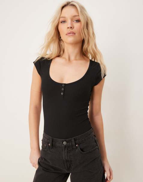 Miss Selfridge - Geribbelde body met knopen en korte mouwen in zwart - view 1