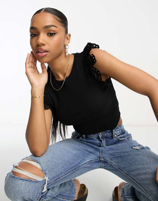 Miss Selfridge - Geribbelde crop top met ruches van broderie aan de mouwen in zwart 