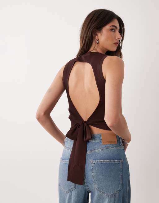 Miss Selfridge - Geribbelde gebreide mouwloze top met open achterkant in chocoladebruin, 4 van 4