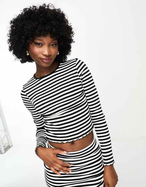 Miss Selfridge - Geribbelde gestreepte top met ronde hals en lange mouwen in zwart en wit