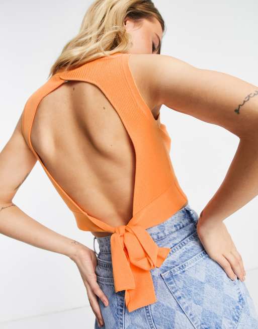 Miss Selfridge - Geribbelde mouwloze top met open achterkant in oranje - ORANGE