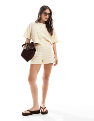 Miss Selfridge - Gerippte Shorts mit Streifen in Buttergelb, Kombiteil