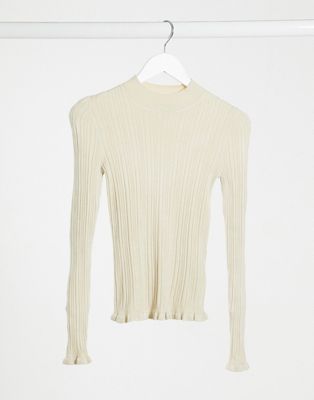 Miss Selfridge – Gerippter Pullover mit Rüschen in Haferbeige-Weiß