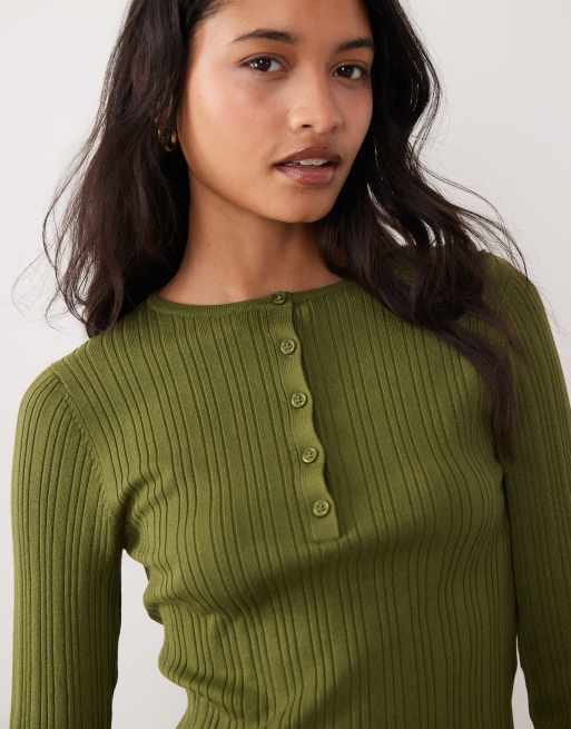 Miss Selfridge gerippter Strick-Henley-Top mit Knopfleiste in Oliv, 2 von 4