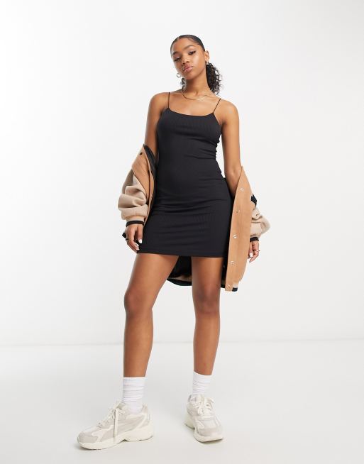 Miss Selfridge – Geripptes Kleid in Schwarz mit schmalen Trägern | ASOS