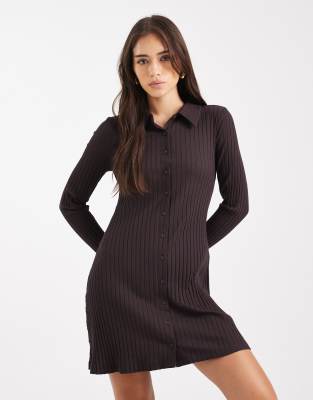 Miss Selfridge - Geripptes Minikleid in Schokobraun mit Polokragen und durchgehender Knopfleiste-Brown