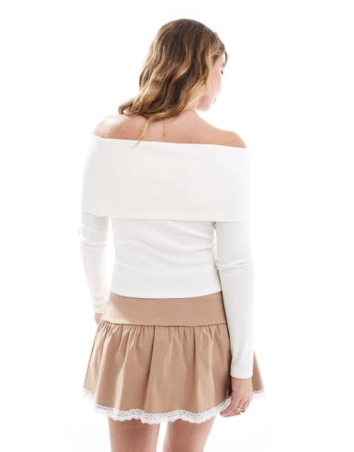 Miss Selfridge – Geripptes Oberteil in Cremeweiß mit breit umgeschlagenem Carmen-Ausschnitt, 2 von 4