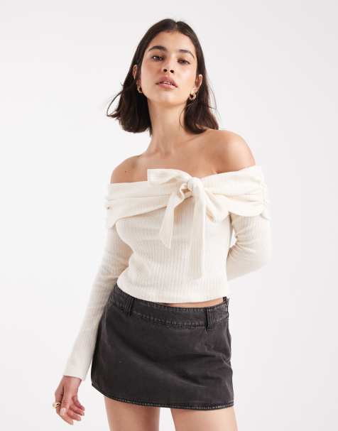 Miss Selfridge – Geripptes Oberteil in Cremeweiß mit Carmen-Ausschnitt und Schleifendetail - view 1