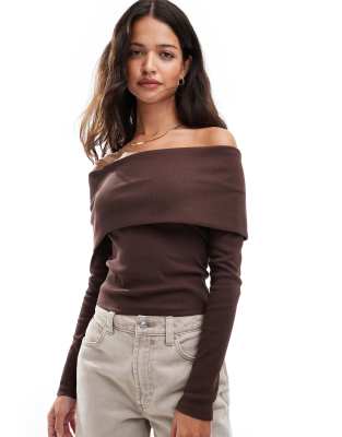 Miss Selfridge – Geripptes Oberteil in Schokoladenbraun mit breit umgeschlagenem Carmen-Ausschnitt