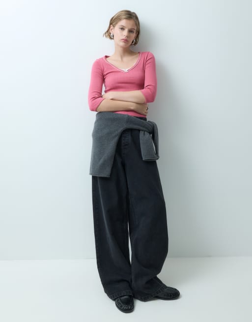 Miss Selfridge geripptes Oberteil mit V-Ausschnitt, 3/4-Ärmeln, Spitze und Picotkante in Rosa, 2 von 5