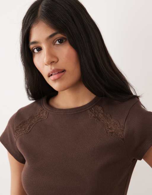 Miss Selfridge – Geripptes T-Shirt in Schokobraun mit Spitzeneinsätzen, 2 von 4