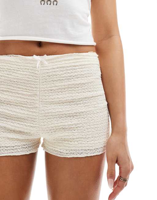 Miss Selfridge – Gerüschte Booty-Shorts in Elfenbein, 4 von 5