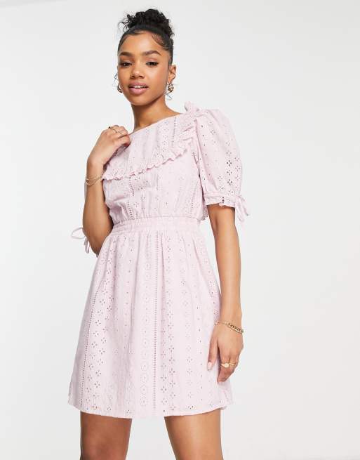 Miss Selfridge – Gerüschtes Latz-Minikleid in Flieder mit Lochstickerei