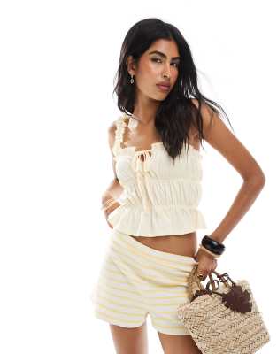 Miss Selfridge - Gesmokte top met gestrikte voorkant in lichtgeel - view 1