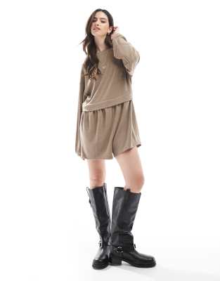 Miss Selfridge - Gesmokter Playsuit in Braun mit weicher Haptik