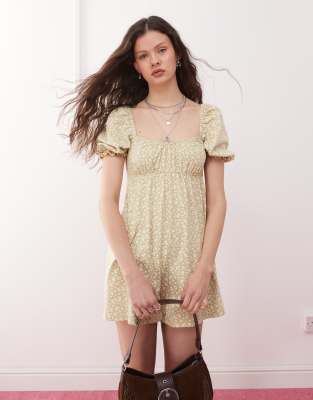 Miss Selfridge - Gesmokter Playsuit mit Puffärmeln und hellem Muster-Bunt