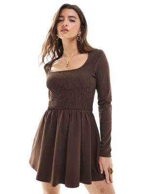 Miss Selfridge - Gesmoktes, langärmliges Minikleid in Schokobraun