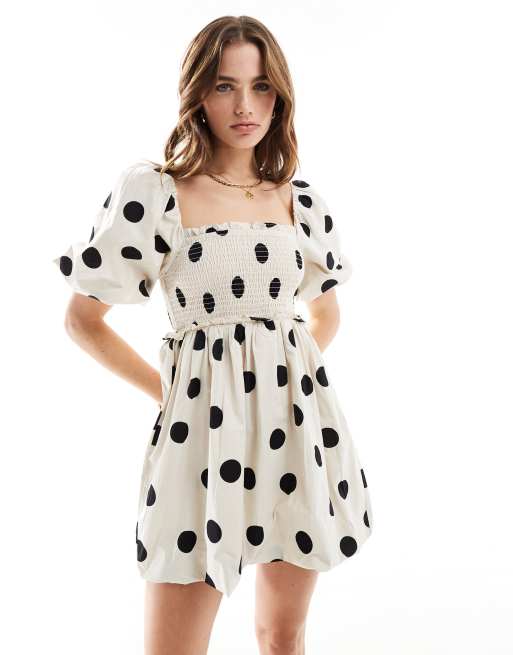 Miss Selfridge – Gesmoktes Mini-Ballonkleid aus Popeline in Creme mit Punkten