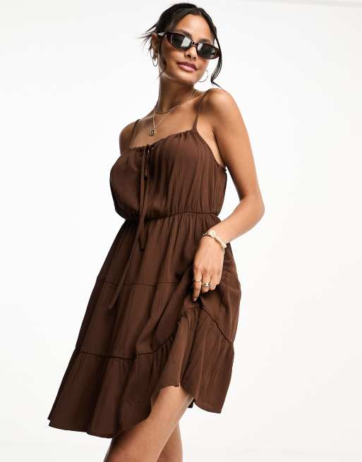 Miss Selfridge – Gesmoktes Mini-Sommerkleid in Schokobraun mit Trägern