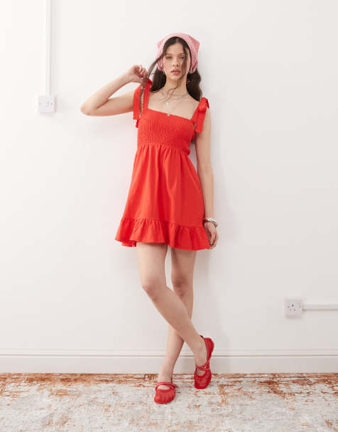 Miss Selfridge – Gesmoktes Minikleid in Rot mit gebundenen Trägern - view 1