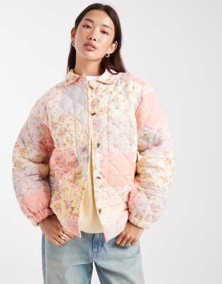 Miss Selfridge - Gesteppte Jacke mit floralem Patchworkmuster-Bunt