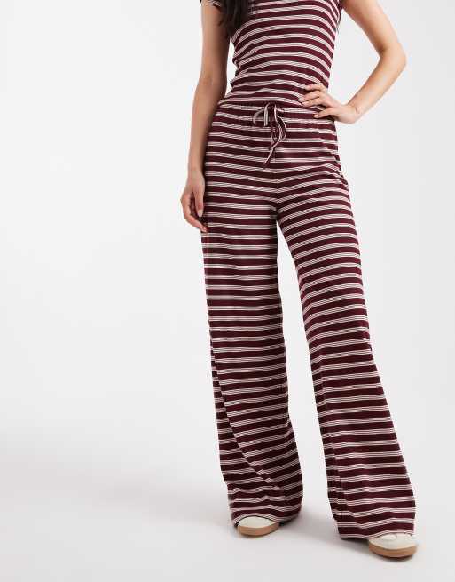 Miss Selfridge – Gestreifte Hose in Burgunderrot mit weitem Bein, Kombiteil, 2 von 5