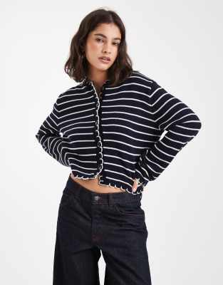 Miss Selfridge - Gestreifte Strickjacke in Marineblau mit Languettenstich