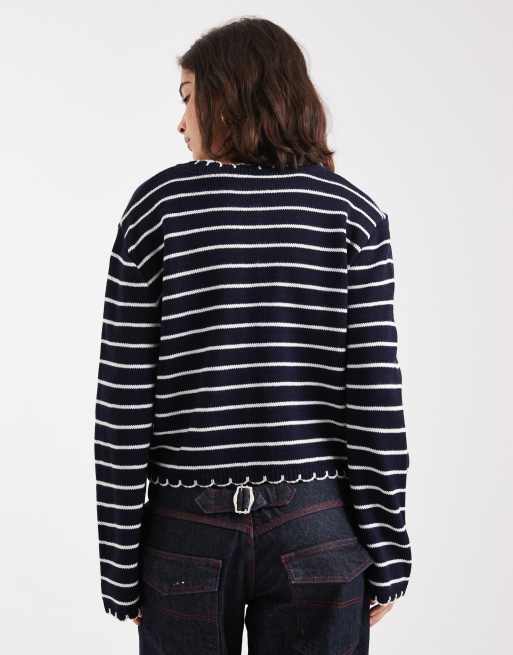 Miss Selfridge – Gestreifte Strickjacke in Marineblau mit Languettenstich, 4 von 4