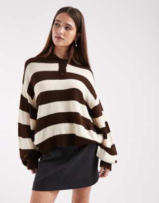 Miss Selfridge - Gestreifter Strickpullover in Schokobraun und Buttermilch mit Polokragen-Bunt