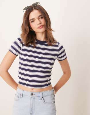 Miss Selfridge - Gestreiftes T-Shirt mit knappem Schnitt-Bunt