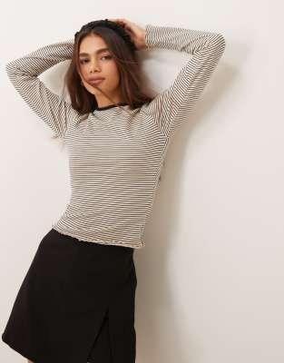 Miss Selfridge - Gestreiftes T-Shirt mit Spitzenborte-Bunt