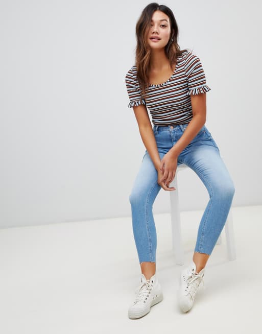 Miss Selfridge – Gestreiftes T-Shirt mit weitem U-Ausschnitt und Rüschenärmeln, 4 von 4