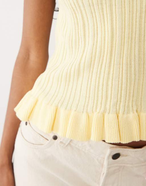 Miss Selfridge – Gestricktes Neckholder-Oberteil in Buttergelb mit Schößchensaum, 3 von 4