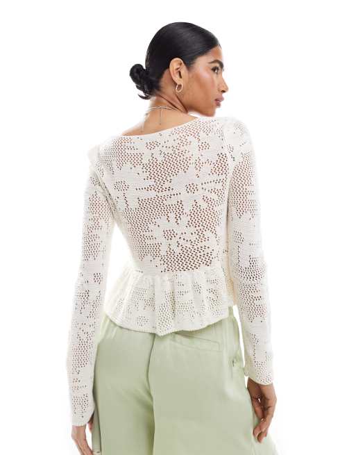 Miss Selfridge – Gestricktes Schößchenoberteil in Cremeweiß mit gebundener Vorderseite, 2 von 4