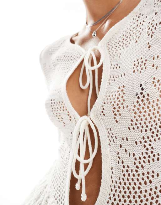 Miss Selfridge – Gestricktes Schößchenoberteil in Cremeweiß mit gebundener Vorderseite, 3 von 4