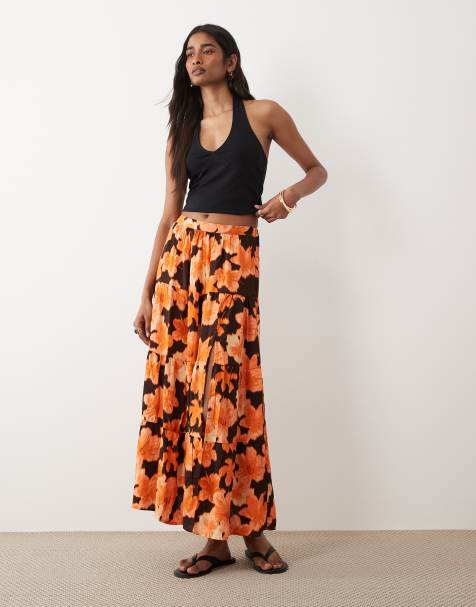 Miss Selfridge – Gestufter Maxirock aus gesponnenem Stoff mit Hibiskusmuster in Orange - view 1