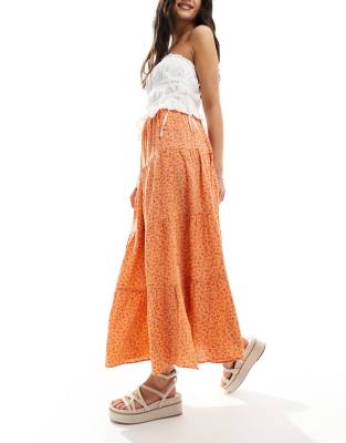 Miss Selfridge - Gestufter Maxirock in Orange mit Knopfdetail und Blümchenmuster-Bunt